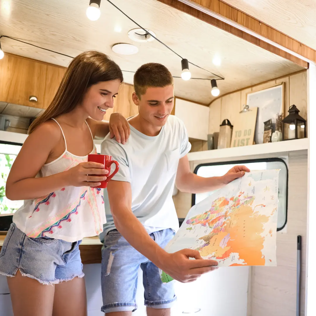 Interior de autocaravana con vistas al Camino